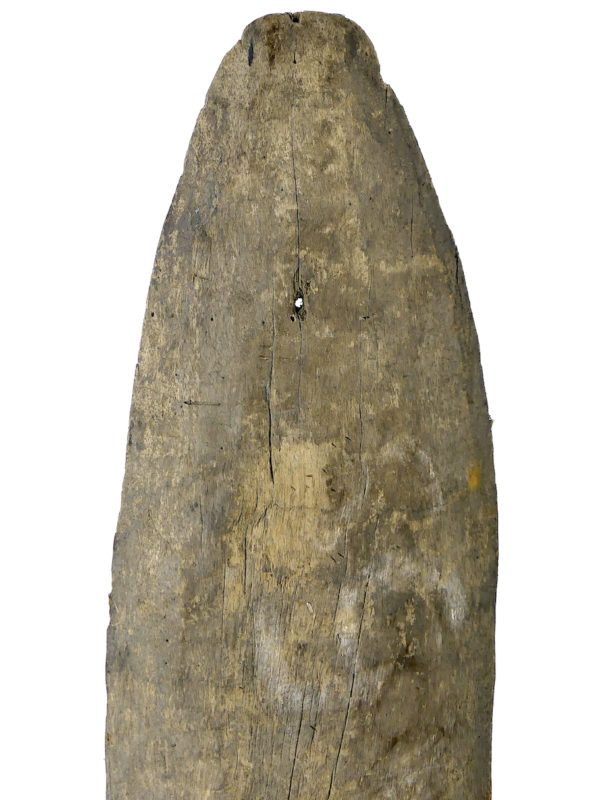 Planche votive gope kwoi ancienne en bois sur socle (détail)