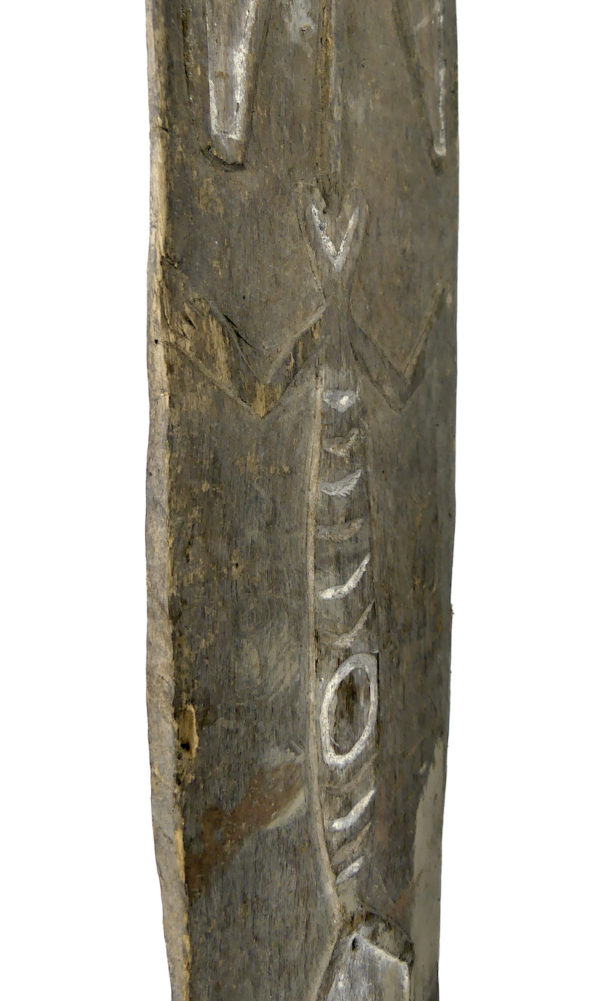 Planche votive gope kwoi ancienne en bois sur socle (détail)