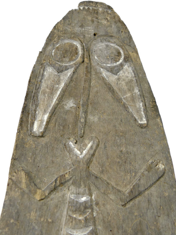 Planche votive gope kwoi ancienne en bois sur socle (détail)