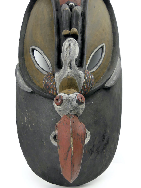 Masque chimérique Papou en bois sculpté polychrome (détail)