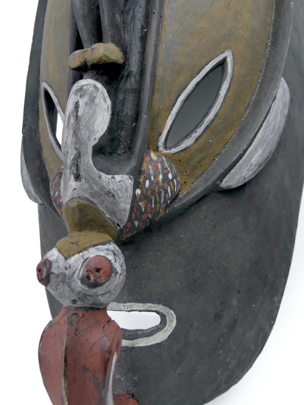 Masque chimérique Papou en bois sculpté polychrome (détail)