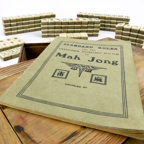 Jeu de Mahjong chinois ancien en bambou et os dans son coffre en bois (détail)