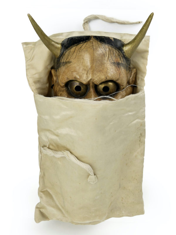 Masque Hannya rare et prestigieux en bois léger dans son sac en soie