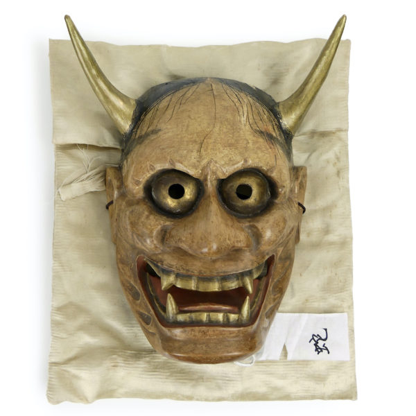 Masque Hannya rare et prestigieux en bois léger dans son sac en soie