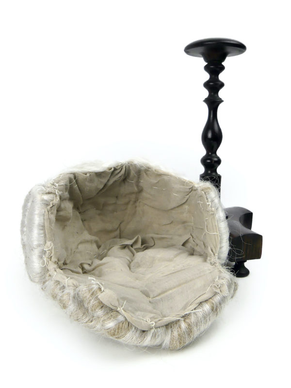 Perruque blanche sur porte perruque trépied ancien en bois (détail 3/4)