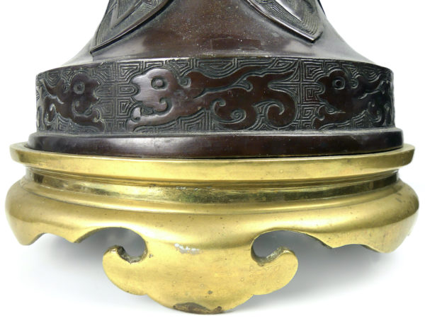 Encensoir monumental kōro japonais ancien en bronze et laiton (détail)