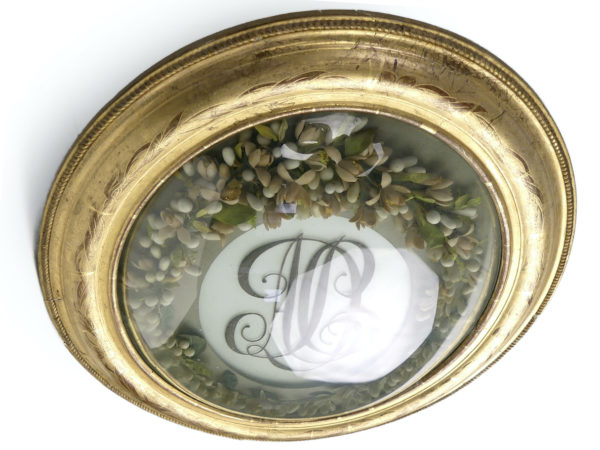 Grand reliquaire monogrammé en cheveux XIXe sous verre bombé (dessus)