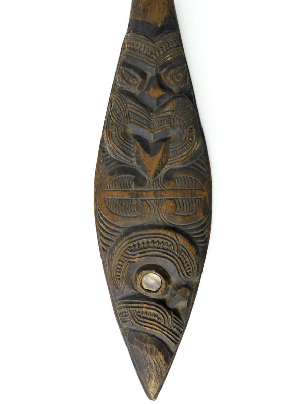 Patu māori ancien en bois léger et ormeau Patuki Teko Teko (détail)