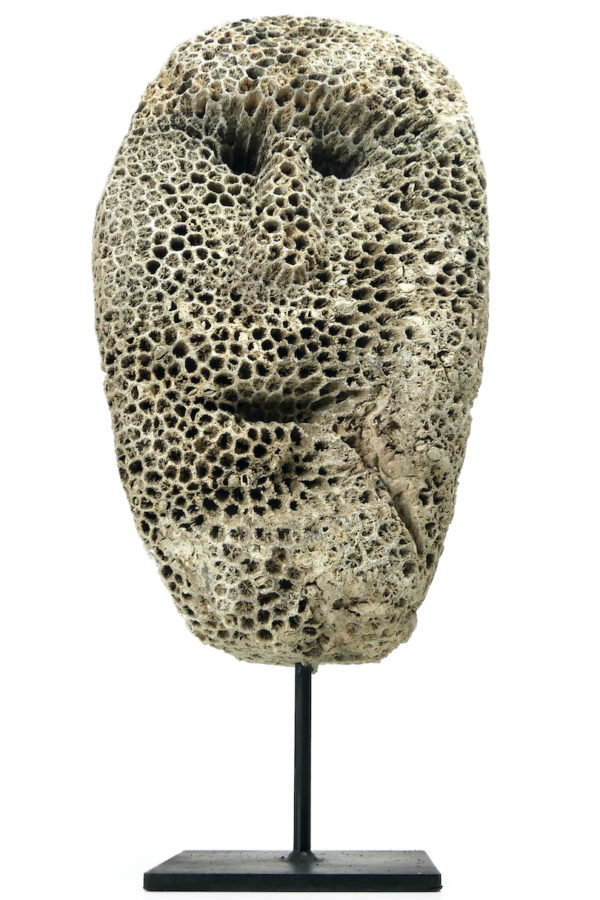 Grand masque d’ancêtre Atoni en corail fossilisé sur pied (face)
