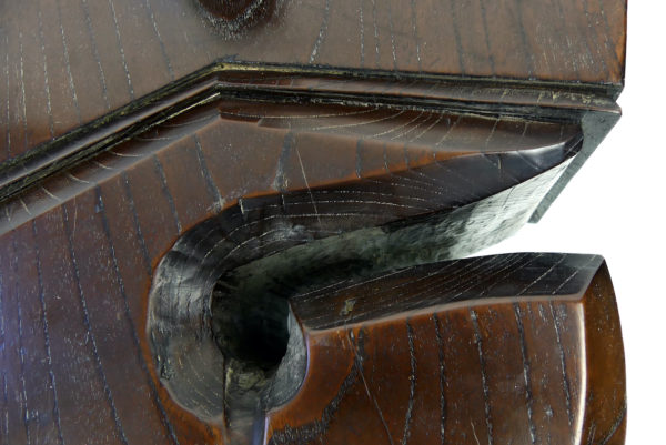 Jizai kagi porte-bouilloire Daikoku japonais Meiji en bois de keyaki (détail)