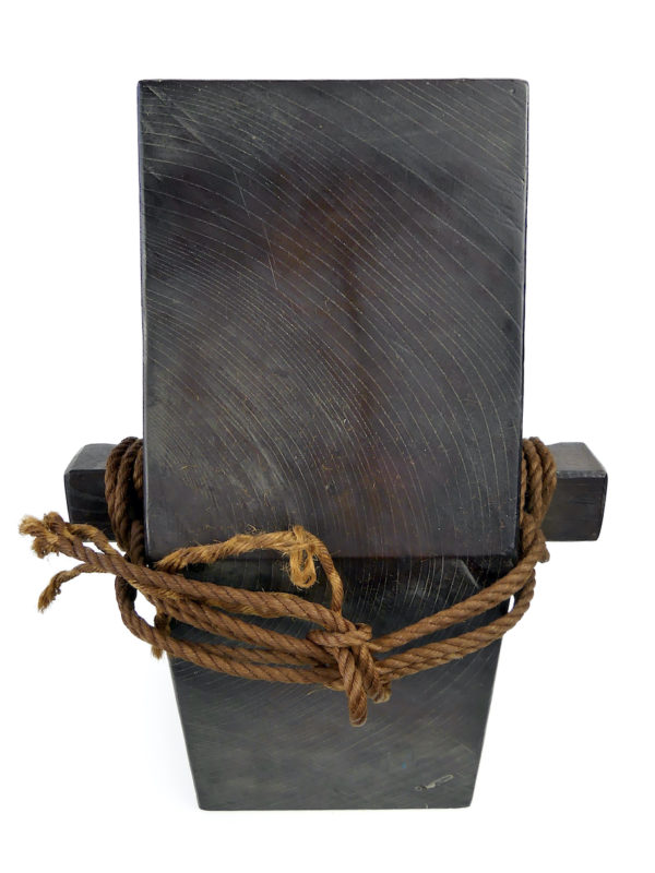 Jizai kagi porte-bouilloire Daikoku japonais Meiji en bois de keyaki (détail)