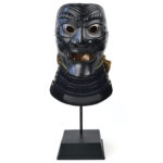 Somen de samouraï antique Edo XVIIIe en fer laqué noir et or sur socle (face)