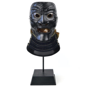 Somen de samouraï antique Edo XVIIIe en fer laqué noir et or sur socle (face)