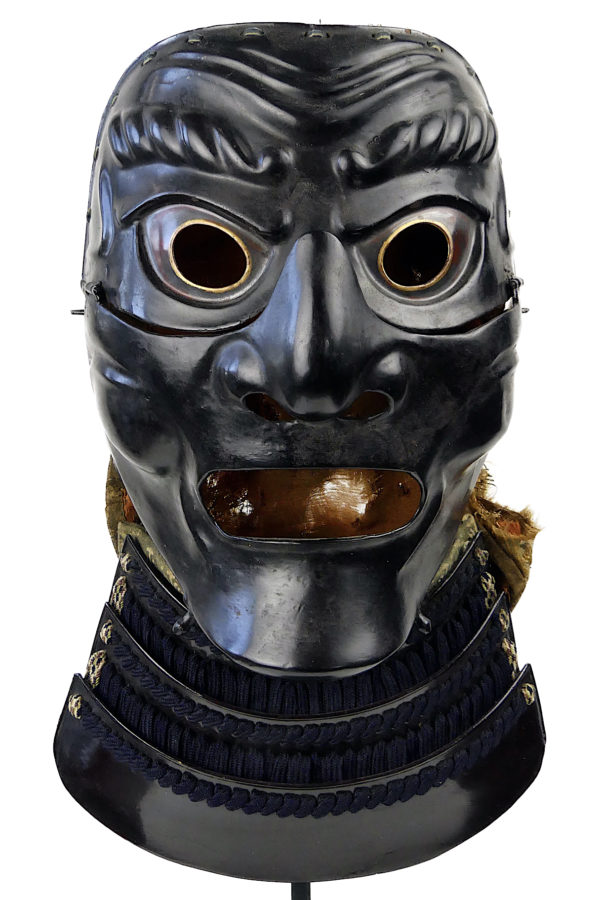 Somen de samouraï antique Edo XVIIIe en fer laqué noir et or sur socle (face)