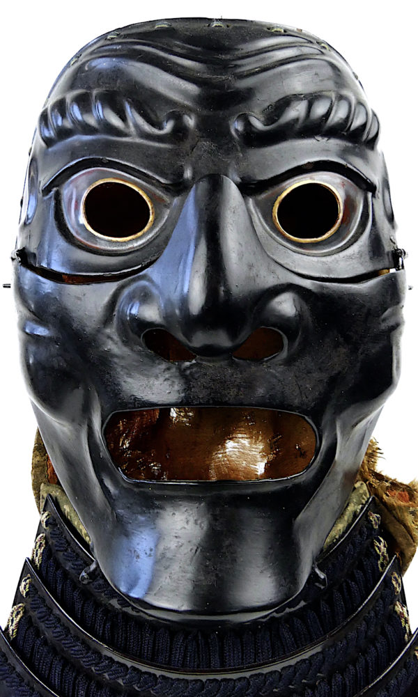 Somen de samouraï antique Edo XVIIIe en fer laqué noir et or sur socle (face)
