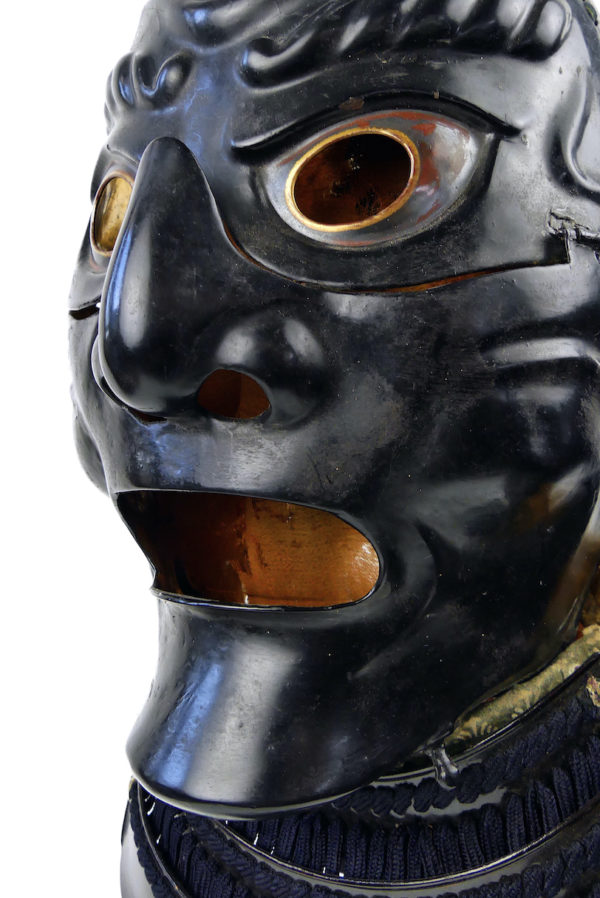 Somen de samouraï antique Edo XVIIIe en fer laqué noir et or sur socle (détail)