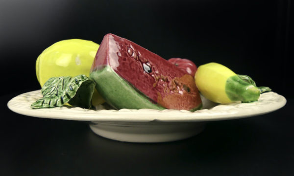 Assiette de fruits en barbotine émaillée Vallauris (profil)