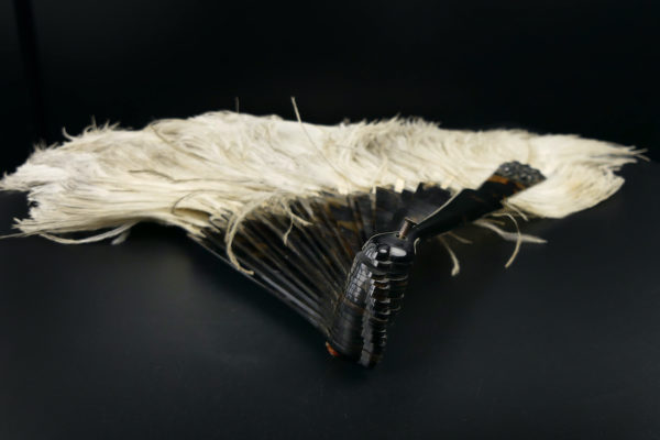Éventail d’effeuilleuse en plumes d’autruche sur monture écaille (dessous)