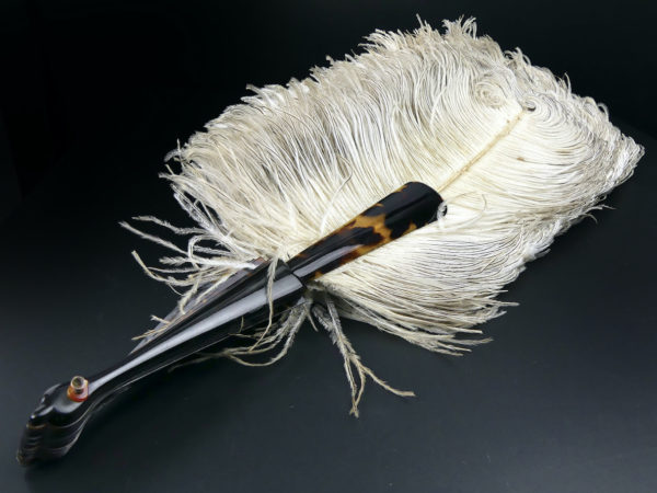 Éventail d’effeuilleuse en plumes d’autruche sur monture écaille (3/4)