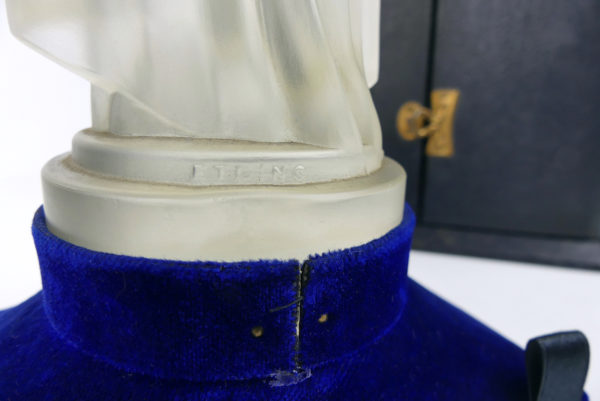 Statuette de Sainte Thérèse de Lisieux Art déco en verre dépoli dans niche lumineuse (détail)