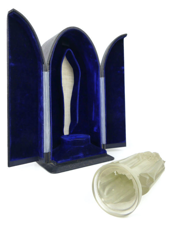 Statuette de Sainte Thérèse de Lisieux Art déco en verre dépoli dans niche lumineuse (détail)