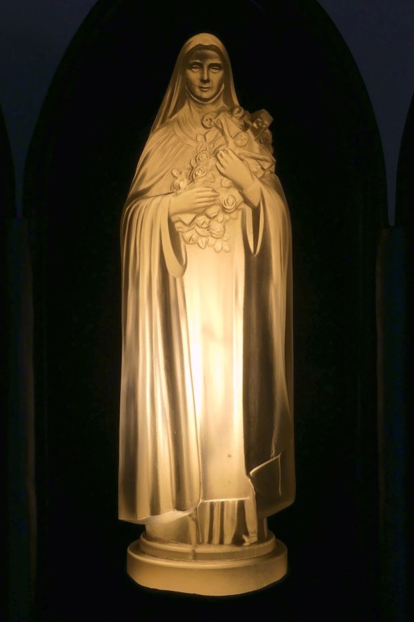 Statuette de Sainte Thérèse de Lisieux Art déco en verre dépoli dans niche lumineuse (allumé)