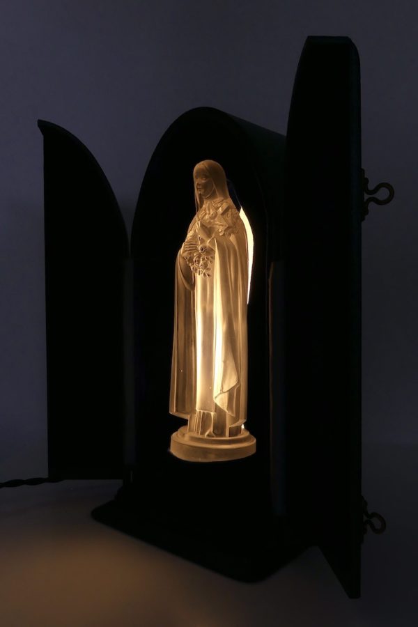 Statuette de Sainte Thérèse de Lisieux Art déco en verre dépoli dans niche lumineuse (allumé 3/4)