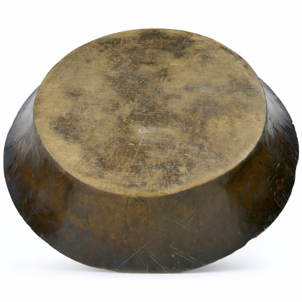 Grand plat monoxyle traditionnel congolais ancien en bois ciselé (dessous 3/4)