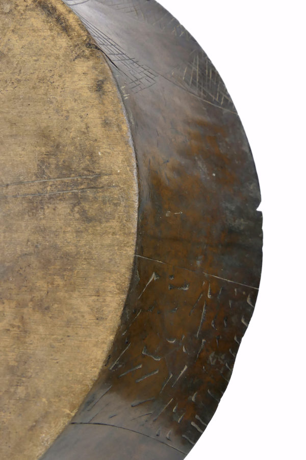 Grand plat monoxyle traditionnel congolais ancien en bois ciselé (détail)