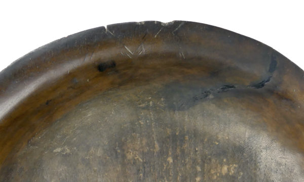 Grand plat monoxyle traditionnel congolais ancien en bois ciselé (détail)