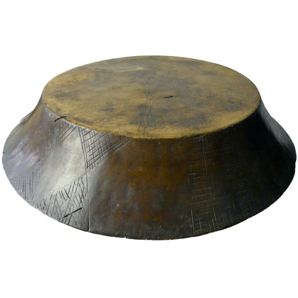 Grand plat monoxyle traditionnel congolais ancien en bois ciselé (dessous 3/4)