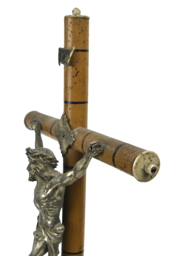 Crucifix en bois clair métal argenté et os sur pied en bois tourné XIXe (détail)