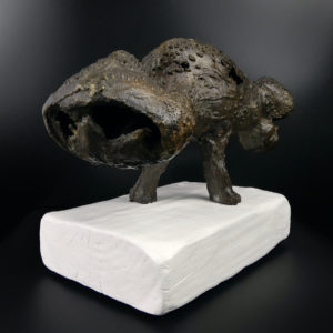Sculpture contemporaine en bronze GATO sur socle en bois blanc (3/4)