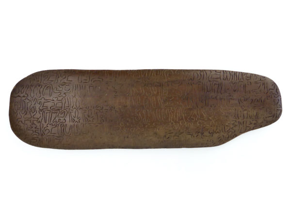 Rongorongo Rapa Nui plaquette en bois ciselé soclé Île de Pâques
(face)