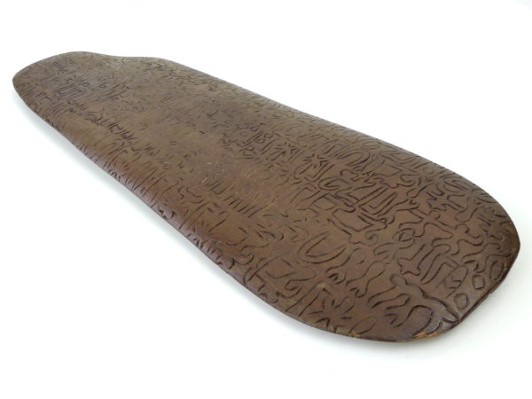 Rongorongo Rapa Nui plaquette en bois ciselé soclé Île de Pâques
(3/4)