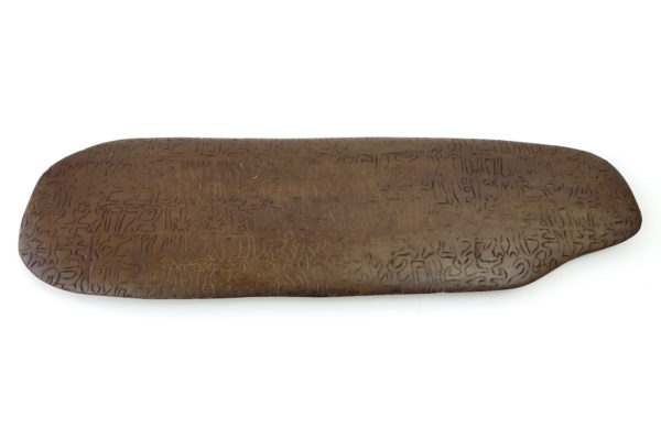 Rongorongo Rapa Nui plaquette en bois ciselé soclé Île de Pâques
(face)