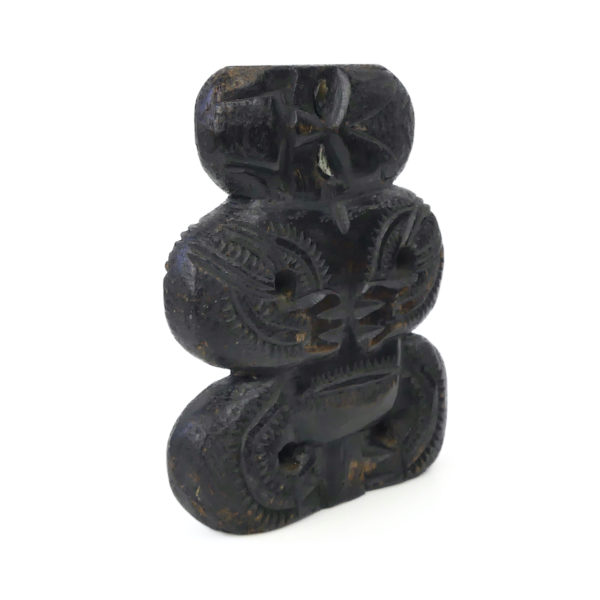 Teko Teko Maori plat sculpté en bois brun foncé et ormeaux (3/4)