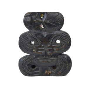 Teko Teko Maori plat sculpté en bois brun foncé et ormeaux (face)