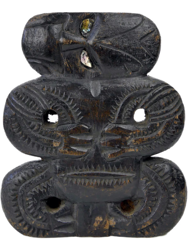 Teko Teko Maori plat sculpté en bois brun foncé et ormeaux (face)