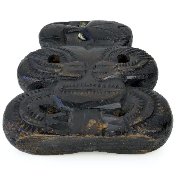 Teko Teko Maori plat sculpté en bois brun foncé et ormeaux (dessous)