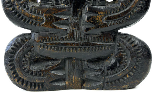 Teko Teko Maori plat sculpté en bois brun foncé et ormeaux (détail)