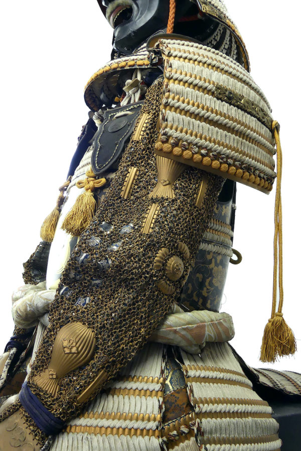 Yoroi noir et or armure de samouraï au kamon Takanoha (détail)
