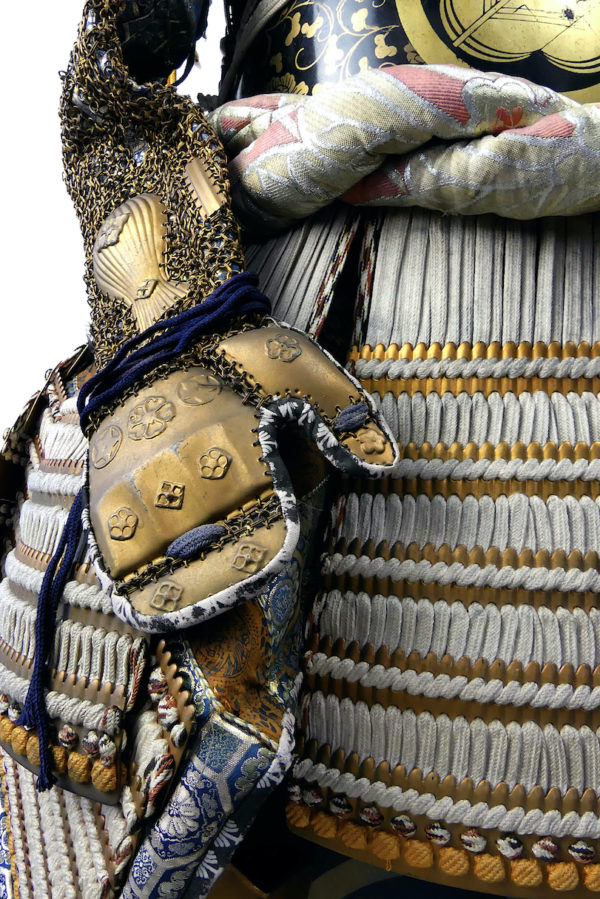 Yoroi noir et or armure de samouraï au kamon Takanoha (détail)