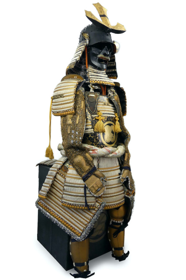 Yoroi noir et or armure de samouraï au kamon Takanoha (3/4)