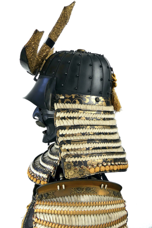 Yoroi noir et or armure de samouraï au kamon Takanoha (détail)