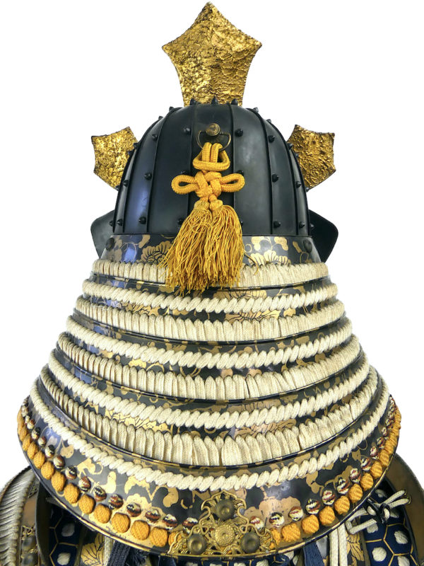 Yoroi noir et or armure de samouraï au kamon Takanoha (détail)