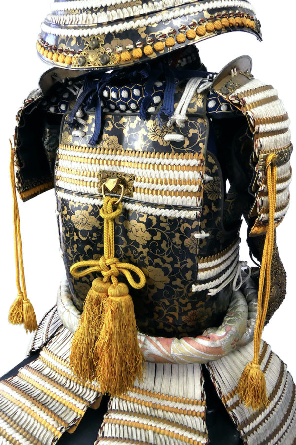 Yoroi noir et or armure de samouraï au kamon Takanoha (détail)