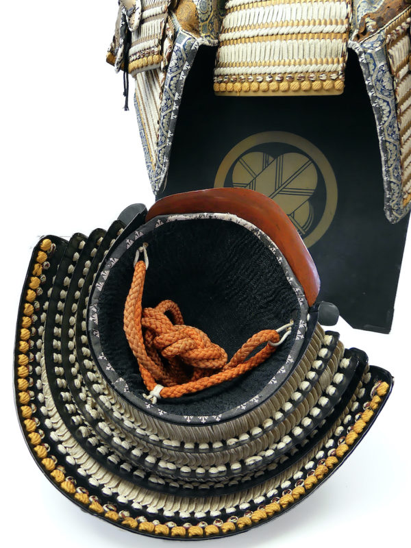 Yoroi noir et or armure de samouraï au kamon Takanoha (détail)
