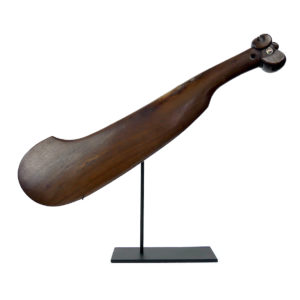 Grand Wahaika massue maori en bois dur sur socle Nouvelle-Zélande (face)