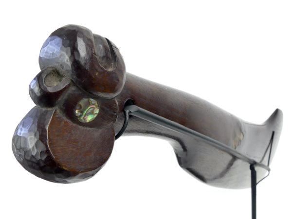 Grand Wahaika massue maori en bois dur sur socle Nouvelle-Zélande (3/4 dos)